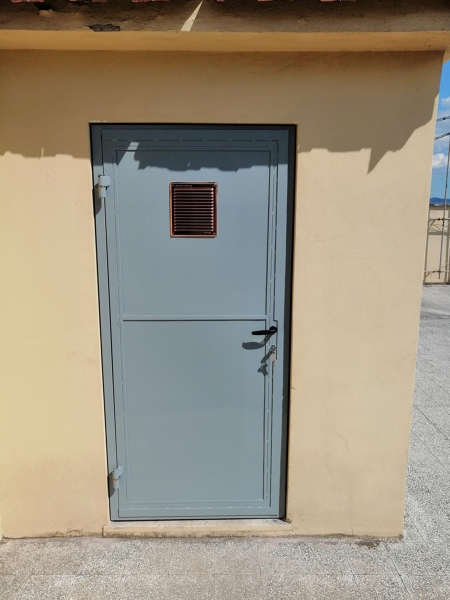 porta-in-ferro-con-bocchetta-di-areazione-839396.jpg