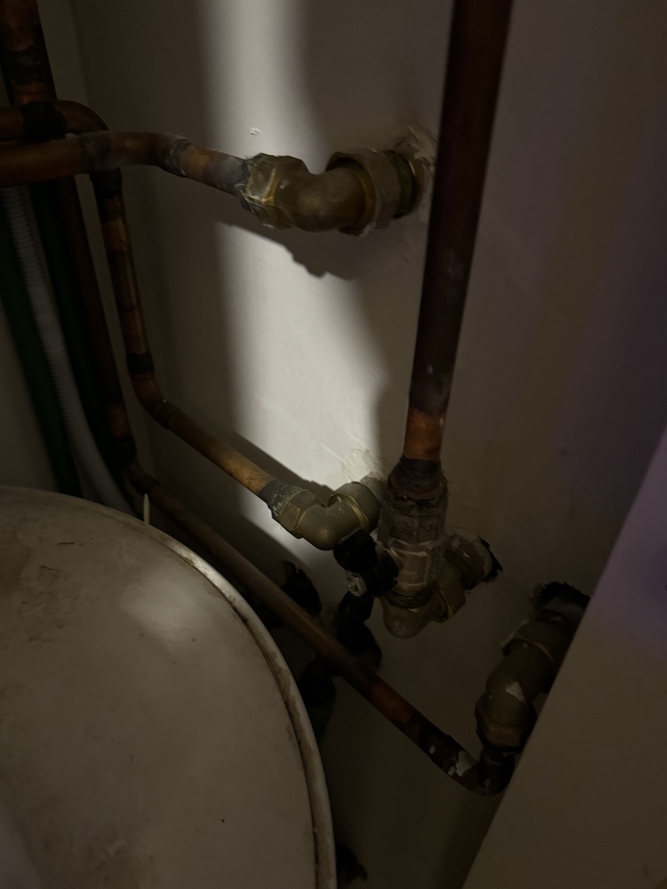 tubo proveniente dalla pompa, direttamente nel muro