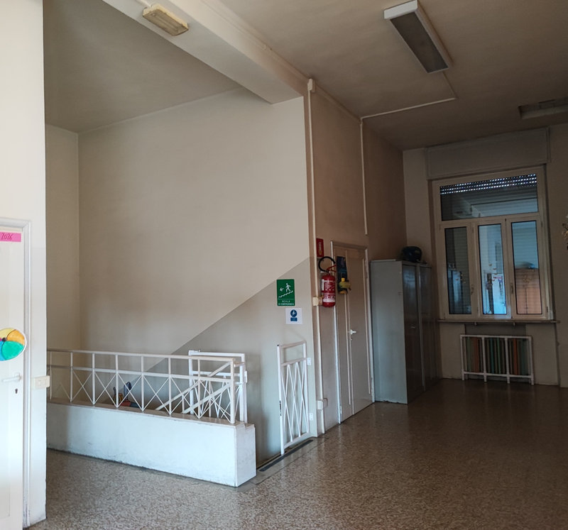 Scuola vano scala aperto.jpg
