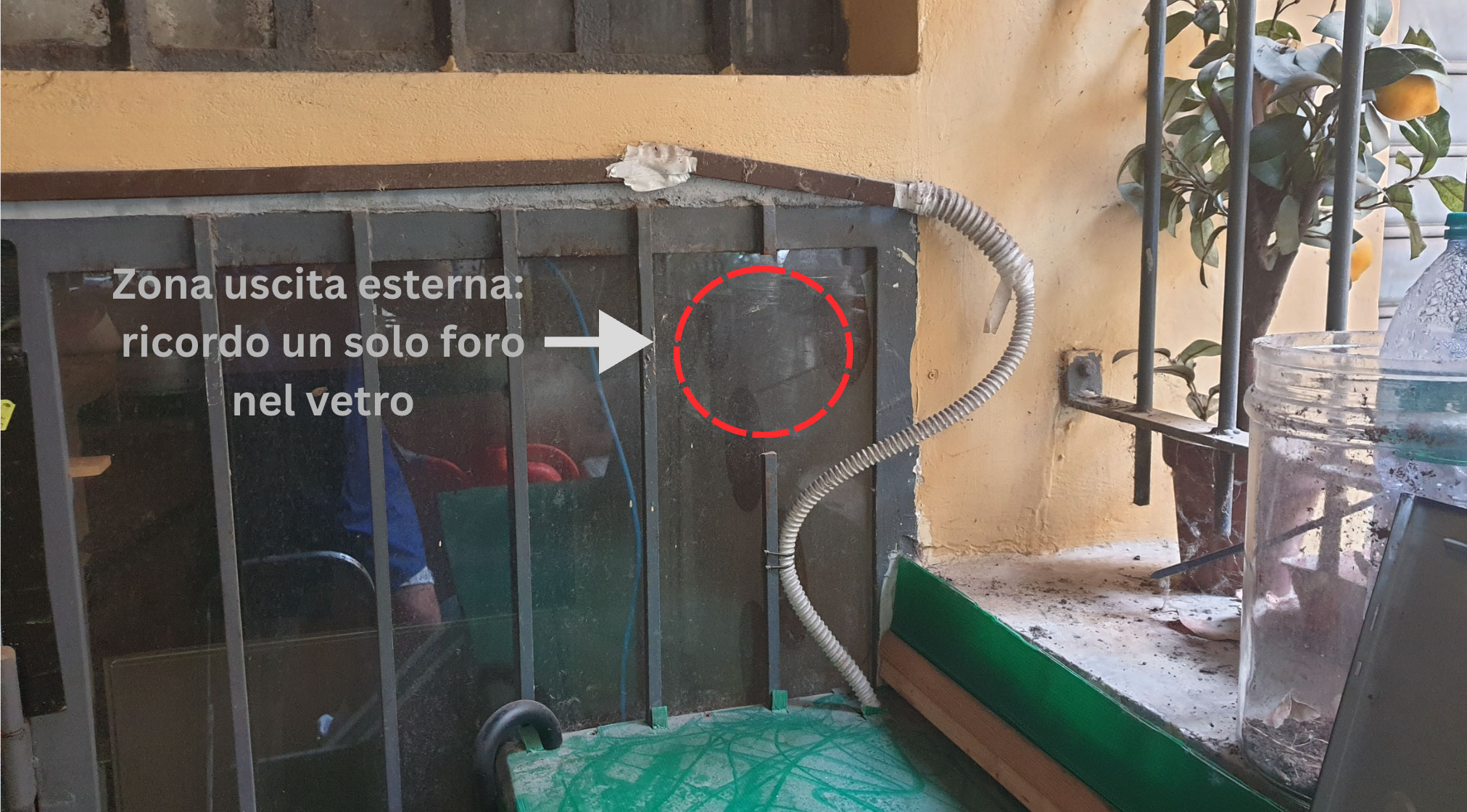 Foto 5 – Punto di attraversamento sul vetro. Nei miei ricordi era presente un solo foro nonostante il Lossnay abbia presa aria ed espulsione separate.
