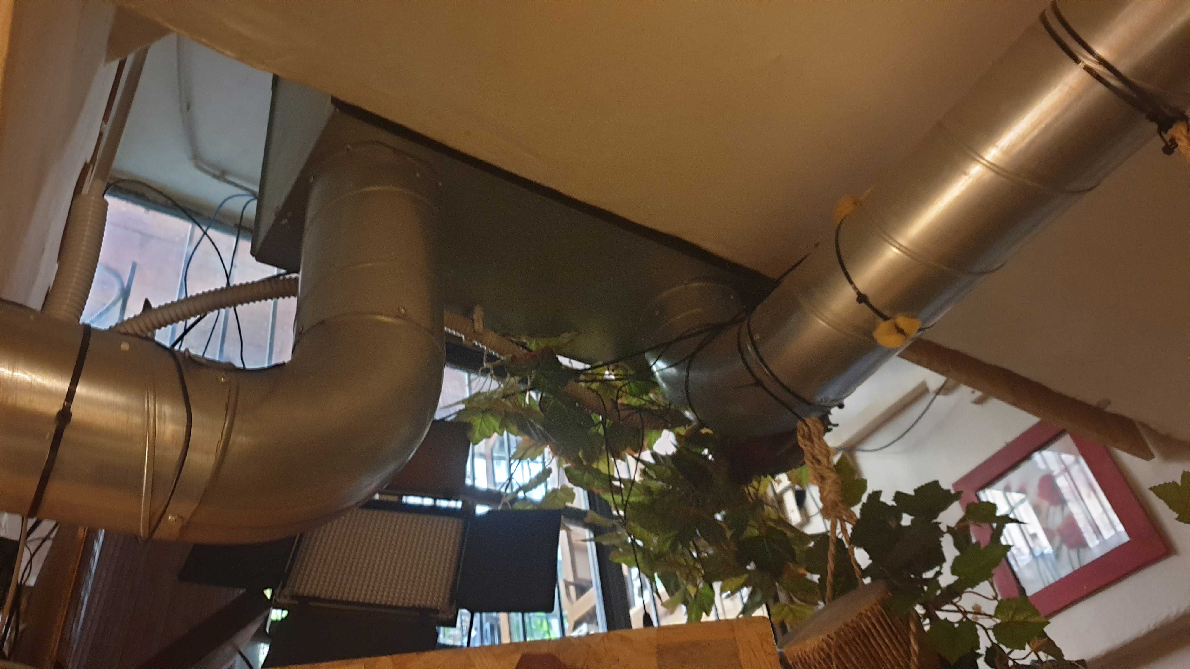 Foto 3 – Vista inferiore dell’installazione originale con i due condotti interni ancora collegati alla macchina