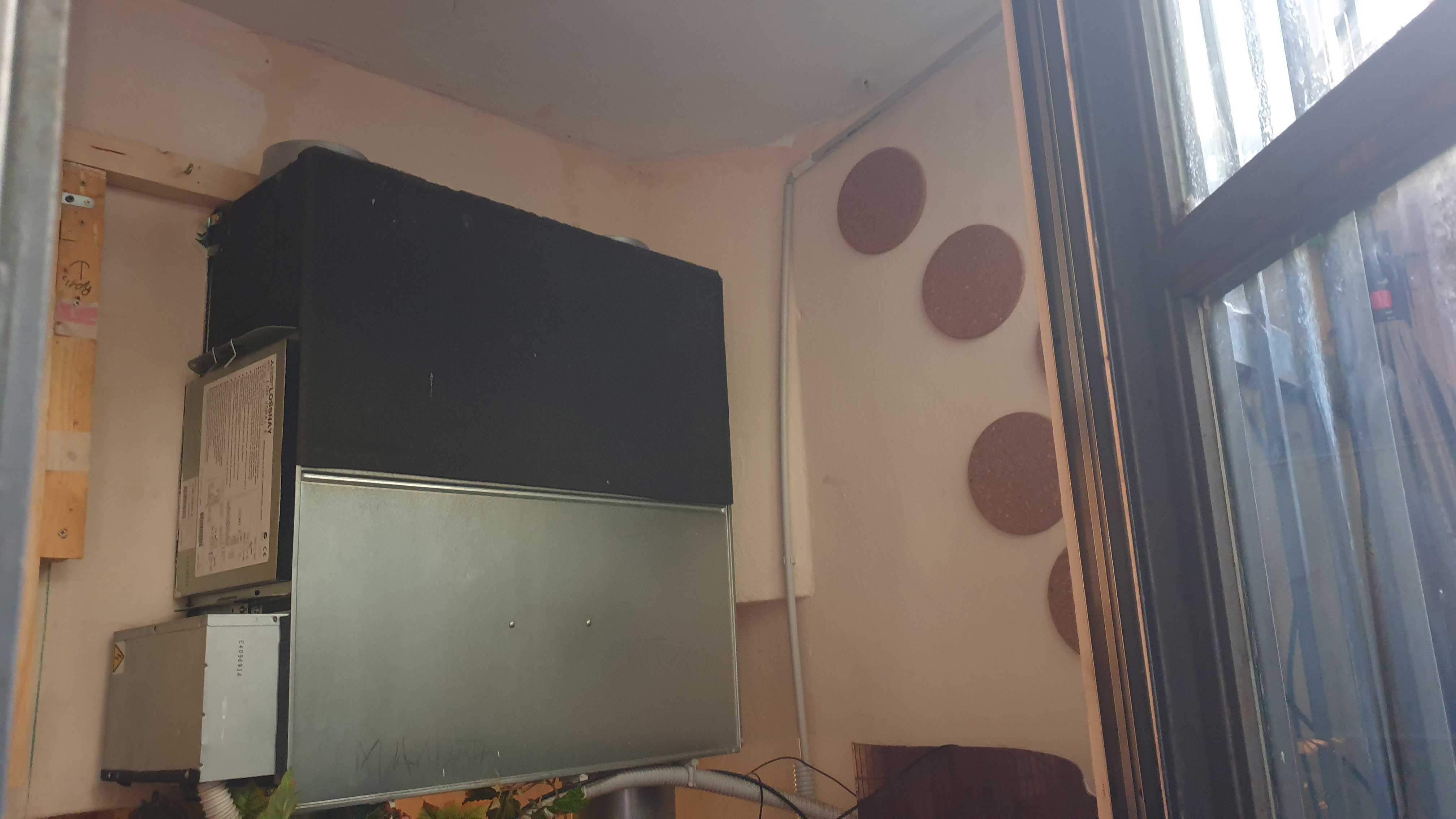 Foto 2 – Unità Lossnay ancora installata – situazione attuale dopo smontaggio tratto esterno